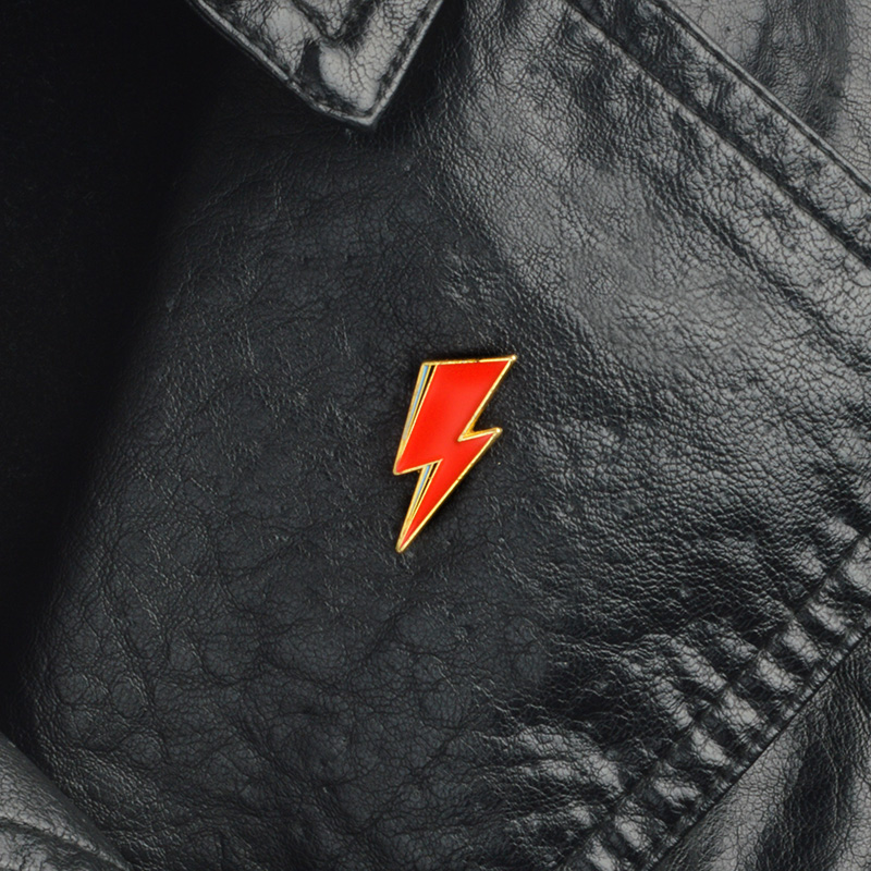 Aladdin Lightning Emaille Pin  – Women Fashion Icon Bewertung und Preis